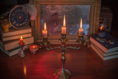 Mumlar sunakta yanar, mumlar arasında sihir, temiz negatif enerji, cadı kavramı.