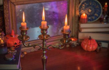 Mumlar sunakta yanar, mumlar arasında sihir, temiz negatif enerji, cadı kavramı.