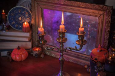 Mumlar sunakta yanar, mumlar arasında sihir, temiz negatif enerji, cadı kavramı.