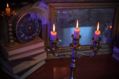 Mumlar sunakta yanar, mumlar arasında sihir, temiz negatif enerji, cadı kavramı.