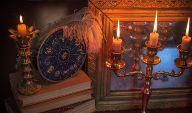 Mumlar sunakta yanar, mumlar arasında sihir, temiz negatif enerji, cadı kavramı.