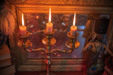 Mumlar sunakta yanar, mumlar arasında sihir, temiz negatif enerji, cadı kavramı.