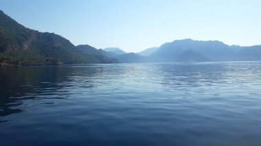 Güzel deniz manzarası ve dağlar.