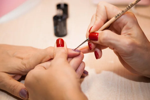 Pinturas Manicura Las Uñas Del Cliente Salón Belleza Etapa Manicura —  Fotos de Stock