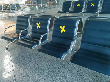 COVID-19 Coronavirus krizi salgınıyla ilgili olarak havaalanındaki boş koltuklar. Yolcusuz salon