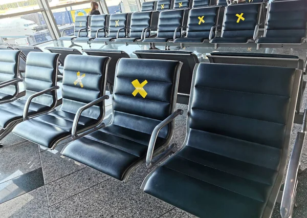 Fileiras Vazias Assentos Área Espera Aeroporto Conexão Com Pandemia Crise — Fotografia de Stock