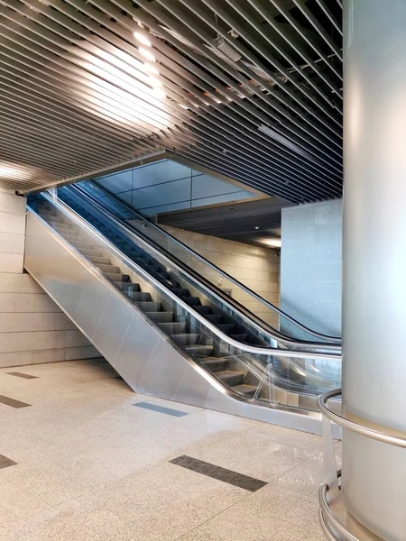 Uma Escada Rolante Moderna Dentro Metrô Aeroporto Internacional Shopping Centro — Fotografia de Stock