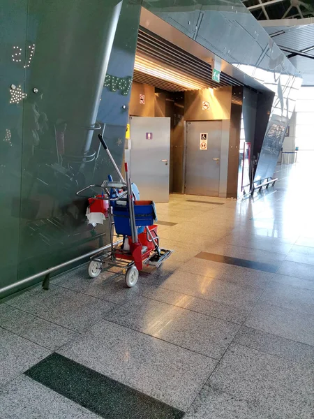 Carrinho Com Produtos Limpeza Equipamentos Aeroporto Balde Detergentes Limpeza Desinfecção — Fotografia de Stock