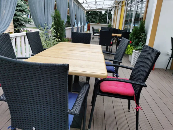Leere Café Außenterrasse Tische Und Stühle Mit Blumen Unter Einem — Stockfoto