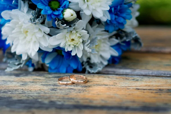 Bouquet Mariage Fleurs Bleues Blanches Deux Anneaux Dorés Reposent Sur — Photo