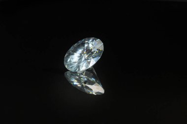 Karanlık bir arka planda kristal. Elmas. Büyük değerli taş..