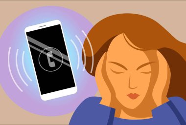 Telefonlu bir kadın. Akıllı telefonlu modern bir hayat. Dikkatini işine ver. Sinir bozucu aramalar.