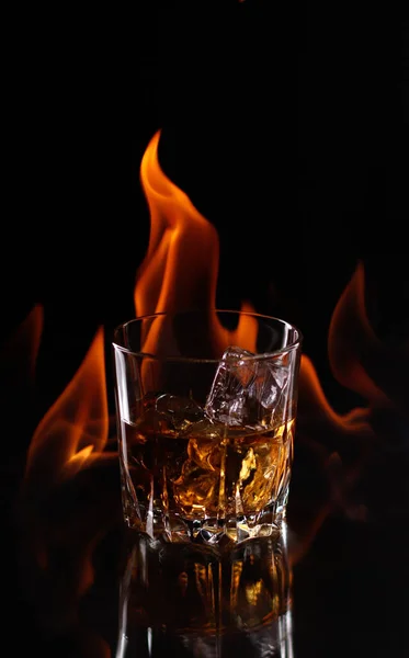 深色背景下的威士忌着火了 — 图库照片