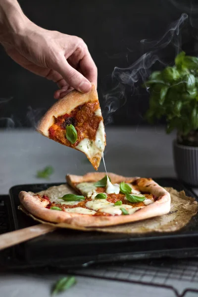 Adamın Eli Yapımı Vejetaryen Pizzadan Bir Dilim Napolitan Peyniri Alıyor Stok Fotoğraf
