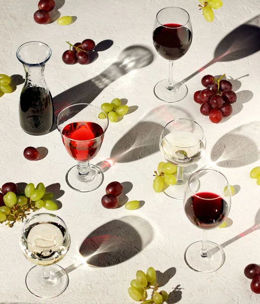 Kırmızı Beyaz Gül Şarabıyla Doldurulmuş Şarap Kadehleri Çeşitli Yerlerde Farklı Telifsiz Stok Fotoğraflar