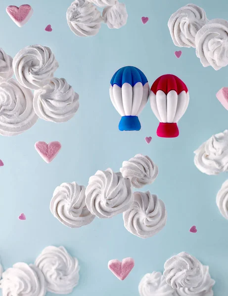 Havada Aşk Kokusu Var Zefir Marshmallow Bulutlar Şeklinde Çift Paraşütü Stok Resim