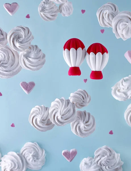 Havada Aşk Kokusu Var Zefir Marshmallow Bulutlar Şeklinde Çift Paraşütü Telifsiz Stok Imajlar