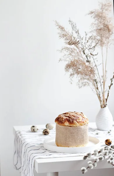 Paskalya Maya Ekmeği Masada Söğüt Filizi Olan Kek Beyaz Paskalya Telifsiz Stok Fotoğraflar