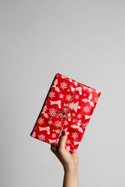 Mano Mujer Sosteniendo Envuelto Navidad Caja Regalo Roja —  Fotos de Stock