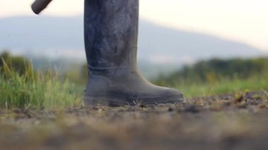 Bir çiftçi çok yavaş çekimde çapayla toprağı kazar.