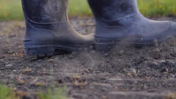 Bota Granjero Levantar Tierra Cámara Lenta — Vídeos de Stock