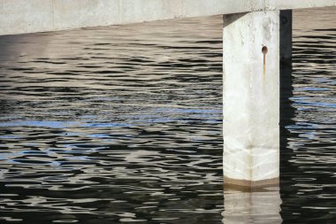 Beton köprünün altında dalgalanan sular