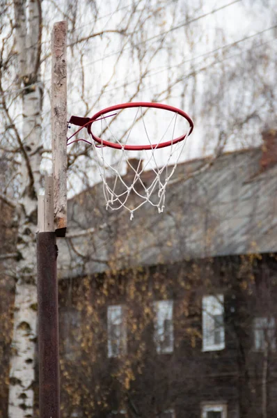 Basketbal Hoepel Tegen Achtergrond Van Een Gebouw Met Meerdere Verdiepingen — Stockfoto