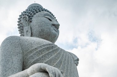 Phuket 'teki dev Buda heykeli. Tatil köyünün en ilgi çekici yerlerinden biri.