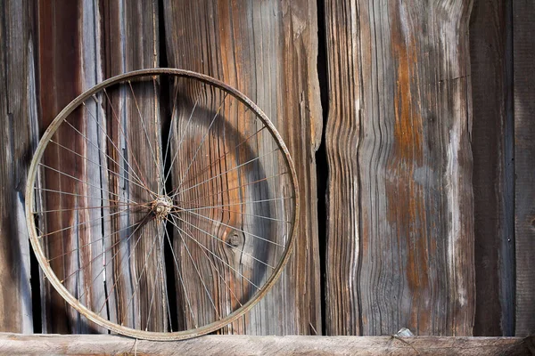 Roda Enferrujada Uma Bicicleta Fundo Uma Parede Madeira Velha Texturizada — Fotografia de Stock