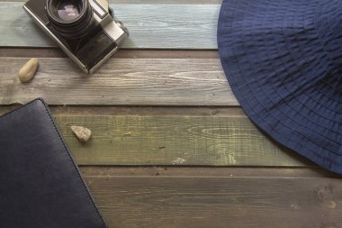 Gezginler için bir aksesuar, bir mavi şapka ve renkli arkaplan üzerinde bir SLR kamera ve metin için boş bir alan..