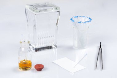 İnce katman kromatografi ekipmanları kavanoz, silis jeli, kılcal damar ve bileşikleri içerir. Kimya laboratuvarındaki bileşiklerin saflık analizinde kullanılan TLC yöntemi.