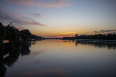 Meric River, Edirne, Türkiye 'de güzel bir günbatımı. Meric Nehri 'nin yansıma manzaralı panoramik arka planı.