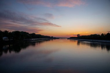 Meric River, Edirne, Türkiye 'de güzel bir günbatımı. Meric Nehri 'nin yansıma manzaralı panoramik arka planı.