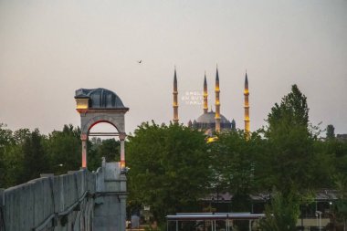 Meric Nehri üzerindeki tarihi Meric Köprüsü Mecidiye Köprüsü. Edirne, Hindi. Selimiye Camii ve Meric Köprüsü aynı anda..