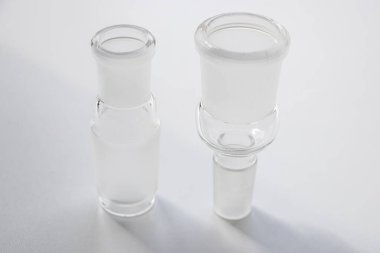 Azaltıcı / Extender kimya laboratuvarı için eklem eklemleri beyaz arka planda izole edildi. Bilim konsepti ile laboratuvar cam adaptörleri.