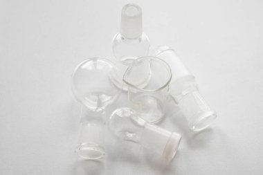 Yuvarlak şişeler, deney şişesi ve kimya laboratuvarı için adaptörler beyaz arka planda izole edilmiş. Laboratuvar cam kapları yuvarlak alt kaplar, deney şişeleri ve bilim konsepti olan adaptörler..