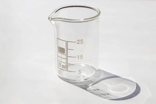 白地に隔離された化学実験室用の25Mlビーカー 研究室のガラス製品のビーカーと科学の概念とその影 — ストック写真