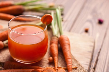 Çuvalda bir bardak havuç suyu