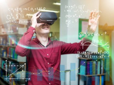 Öğrenmek için Vr kulaklığı kullanan ya da okulda yeni deneyimler kazanan genç bir erkek öğrenci.. 