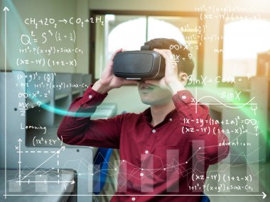 Öğrenmek için Vr kulaklığı kullanan ya da okulda yeni deneyimler kazanan genç bir erkek öğrenci.. 