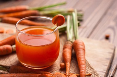 Çuvalda bir bardak havuç suyu