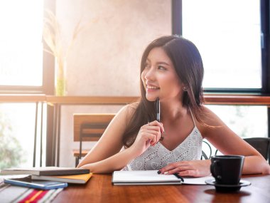 Genç Asyalı kadın işini düşünüyor.