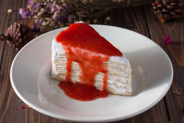 Tahtada insan yapımı krep keki