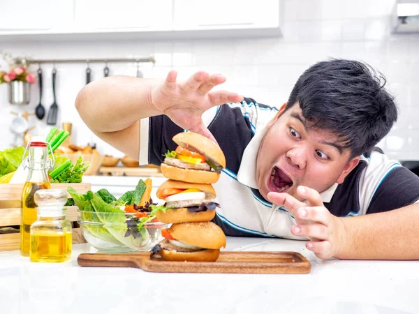Молодий Азійський Жир Щасливий Коли Їсть Нездорову Їжу Або Неповноцінну — стокове фото