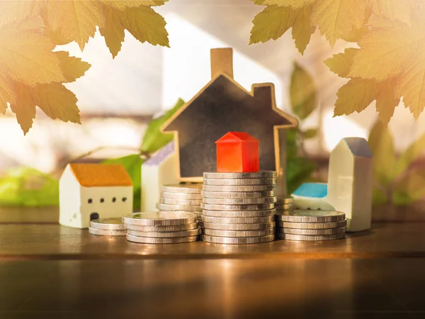 Madeni paralardan, İş Finansmanı ve Para Konseptinden ipotek konsepti, ev satın almak için tasarruf konsepti.