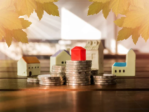 Madeni paralardan, İş Finansmanı ve Para Konseptinden ipotek konsepti, ev satın almak için tasarruf konsepti..