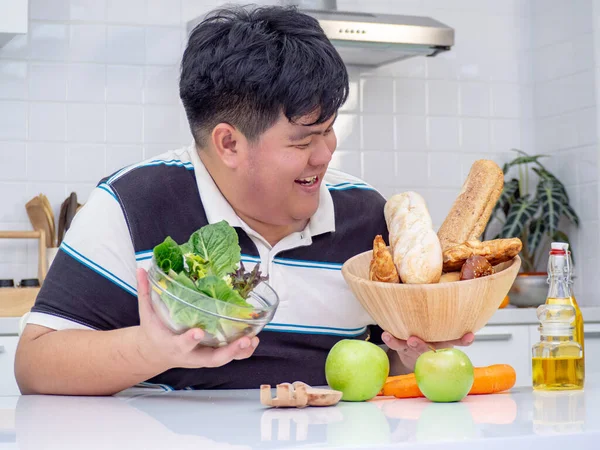 Dietní Tuk Asijský Muž Který Dělá Výběr Mezi Zdravým Nezdravým — Stock fotografie