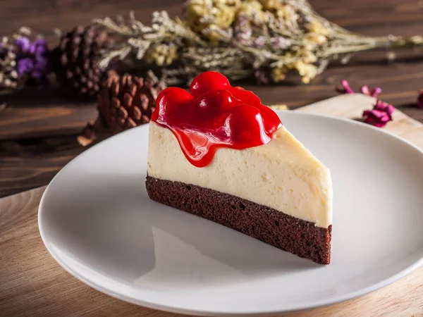 Lezzetli vişneli brownie peynirli kek.