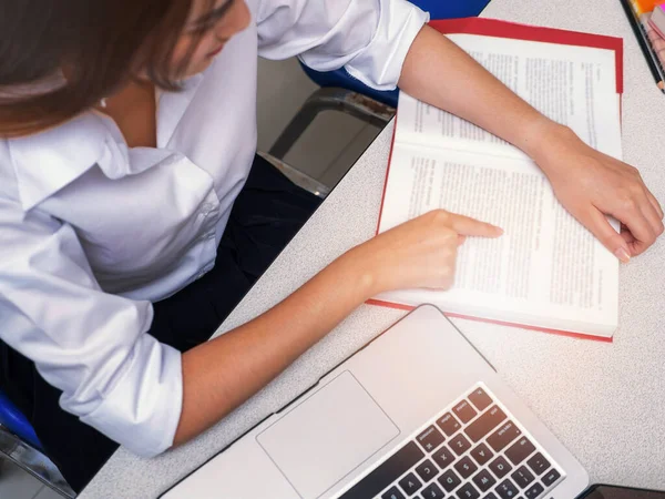 Estudiantes Asiáticos Leyendo Investigando Sobre Estudio Biblioteca Centro Aprendizaje — Foto de Stock