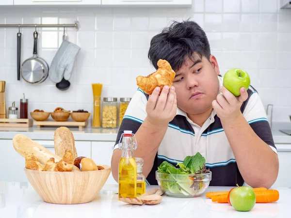 Dietní Tuk Asijský Muž Který Dělá Výběr Mezi Zdravým Nezdravým — Stock fotografie